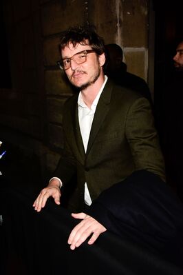 01172018_-_Pedro_Pascal__the_Valentino_Fashion_show_Autumn-Winter_2018_Men_during_the_Paris_Fashion_Week__1_006.jpg