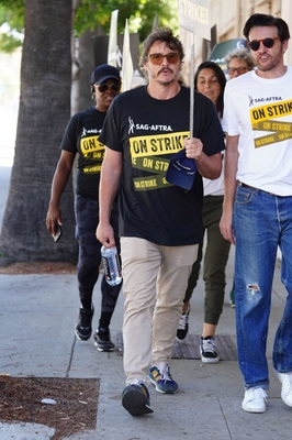 09232023_-_Actors_Continue_To_Strike_As_Writers_Deal_With_Studios_Nears_Completion_044.jpg